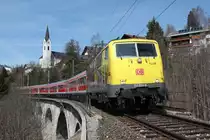 Endlich hat's geklappt!
Nachdem die bisherigen Versuche das Gurgelbach-Viadukt in Reith bei Seefeld bei Sonne umzusetzen gescheitert sind, gelang mir am 04.04.13 diese Aufnahme :
DB 111 024 zieht einen Regionalzug von M�nchen nach Innsbruck �ber das 89m lange Viadukt in Reith bei Seefeld.
Besondere Gr��e hier noch an Hr.Schmid, der in wirklich aller letzter Sekunde zum Motiv kam.