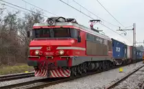 S� 363-013 zieht Containerzug durch Maribor-Tabor Richtung Norden. /4.4.2013