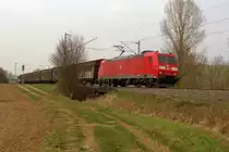 185 191-4 mit Schiebewandwagen bei Riegel. Aufgenommen 05.04.2013