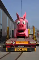 Am 4. April 2013 wurde der B 1322 auf einem Nebengleis beim Depot H�slimatt, das an eine �ffentlich zug�ngliche Strasse grenzt und nicht abgesperrt ist verladen. Na sehe ich nicht gut aus? Jetzt noch alles sichern und die Reise nach Stuttgart kann beginnen. Die Aufnahme stammt vom 04.04.2013.