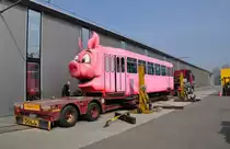 Am 4. April 2013 wurde der B 1322 auf einem Nebengleis beim Depot H�slimatt, das an eine �ffentlich zug�ngliche Strasse grenzt und nicht abgesperrt ist verladen. Jetzt ist der Tieflader auf die volle L�nge ausgefahren worden und siehe da es geht. Die Aufnahme stammt vom 04.04.2013.