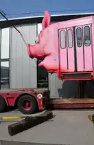 Am 4. April 2013 wurde der B 1322 auf einem Nebengleis beim Depot H�slimatt, das an eine �ffentlich zug�ngliche Strasse grenzt und nicht abgesperrt ist verladen.Der Tieflader ist zu kurz, die Unterlippe der Sau w�rde beim absenken abbrechen. Die Aufnahme stammt vom 04.04.2013.