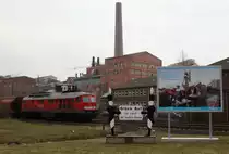 Vor der Kulisse der Werksanlagen der K+S Kali GmbH in Heringen/Werra fuhr am tr�ben und kalten 02.04.13 die 232 093-5 mit einem Kali-Leerzug aus Gerstungen im dortigen Werksbahnhof ein.