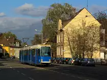 Zeitweise warb der Tw 274 f�r RWE. Als er die Beklebung verlor, fuhr er immer noch blau-wei� herum, wie am 13.10.2011. Heute ist er mit SWB-Werbung beklebt und �bernimmt diesbez�glich die Aufgabe des abgestellten Tw 273