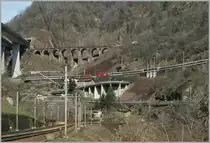 Mit einem Bild, welches auf jeder der drei Ebenen einen Zug zeigt, kann ich leider nicht dienen, aber mit einer Begegnung auf der mittleren Ebene des Gotthard IR: die Re 460 083-9 zieht den IR 2178  Wilhelm Tell Express  Locarno Basel, w�hrend die Re 4/4 II 11121 mit ihrem IR 2267 von Z�rich Hb nach Locarno s�dw�rts strebt.
3. April 2013