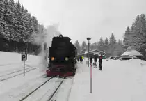 HSB 99 236 hat in Drei Annen Hohne die HSB 8920 aus Nordhausen Nord �bernommen. Bei einem weiteren Halt in Schierke wird nochmals Wasser gefasst, bevor die Fahrt auf den Brocken fortgesetzt wird.