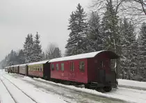 Der Wagenpark der HSB 8920 (Nordhausen Nord - Brocken) am 29.03.2013 in Drei Annen Hohne. W�hrend die Lok Wasser fasst, stehen die Wagen etwas verlassen im Bahnhof.