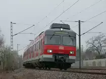 ET 420 916 sowie die weitere Maschine 420 400, beide angeh�rig der S-Bahn Stuttgart & beides Re-Designte 420  420 Plus  fahren am Nachmittag des 05.04.13 als Leerfahrt auf dem S-Bahn Gleis aus Stuttgart, Richtung Plochingen. Eingefangen zwischen Oberesslingen und Esslingen - Zell! Gr��e an den TF!