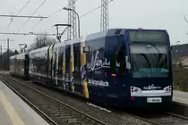 Niederflurwagen 4044 hat eine neue Ganzreklame  Sion K�lsch  erhalten. Hier zu sehen an der Haltestelle Merkenich Mitte am 05.04.2013.