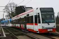 Niederflurwagen 4115 wurde die Ganzreklame  Globetrotter  entfernt und f�hrt wieder in den alten KVB-Farben durch das Netz. Kopf 2 wurde vor Jahren nach einem Unfall ausgetauscht und ist aus diesem Grund in wei� gehalten, da zur Zeit des Unfalls eine Ganzreklame f�r Netcologne geklebt war. Hier zu sehen auf der Neusser Stra�e am 05.04.2013.