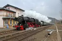 Osterfahrt der Eisenbahnfreunde Treysa mit der 52 4867 der Historischen Eisenbahn nach Westerburg am 31.03.2013  --  Mit Volldampf ging es am Vormittag durch den Bahnhof Stockhausen.  -- Weitere Fotos siehe auch auf http://www.schmalspuralbum.de/ und http://www.FGF-Fotoalbum.de/