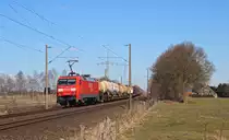 152 120-2 fuhr am 02.04.2013 mit einem gemischten G�terzug von Emden nach Osnabr�ck, hier in V�llenerfehn.
