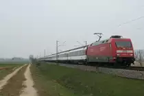 101 140-2 mit dem EC 8 am 05.04.13 bei H�gelheim.
Vielen Dank an den netten Lokf�hrer f�r den Gru� und den Pfiff! Gru� zur�ck!