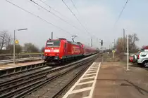 Hier ist der ex. Sonderling aus Freiburg. 146 113-6 war noch bist zur letzten Woche ohne Werbung unterwegs. Anfang dieser Woche wurde sie nun als letzte 146.1 vom Bw Freiburg mit der neuen Baden-W�rttemberg Ticket Werbung beklebt. Hier ist 146 113-6 bei der Durchfahrt mit einer RB nach Neuenburg (Baden) in Orschweier.