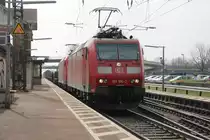 185 106-2 zusammen mit 185 117-9 am 05.04.2013 auf dem Weg gen Norden. Hier ist dir DT bei der Durchfahrt in Orschweier, um auf das �berholgleis zu fahren.