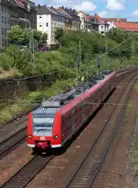 In einer Regenpause kam die Sonne am 14 Juli 2012 wieder mal hervor.

425 133 als RB 71 nach Trier bef�hrt die KBS 685 bei Km 1.6, also kurz nach dem Hauptbahnhof Saarbr�cken.
Der Triebwagen befindet sich hier im Stadtteil Malstatt (hier wurde auch der 1. FC Saarbr�cken gegr�ndet)

Nach 500 Metern wird der Zug in Burbach (Bahnhof) halten. Nochmals einen knappen Kilometer weiter wird zur Zeit ein neuer Haltepunkt gebaut, Burbach-Mitte / IT Park.

Bahnstrecke 3230 Saarbr�cken - Karthaus.