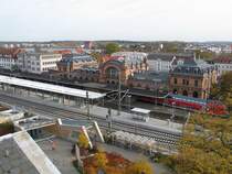 10/2004 Bf. Schwerin von der Bahnsteigseite mit der neuen und der alten �berdachung beim Umbau des Bahnhof�s
