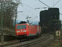 185 095-7 legt sich aus S�den kommend mit einem Winner KLV am Haken am 03.04.2013 auf der rechten Rheinstrecke in Erpel in den Gleisbogen. Rechts der Br�ckenkopf der Ludendorff-Br�cke, der Br�cke von Remagen.