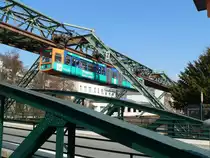 Stahl - das Element (nicht nur) der Schwebebahn. Hier fährt ein Zug Richtung Vohwinkel in der Pestalozzistraße ein. 2.4.2013