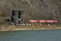 RB rechtsrheinisch unterwegs in Richtung K�ln, kurz vor dem Passieren der Br�ckenpfeiler von Remagen - 08.03.2013