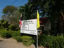 Eine Infotafel auf dem Bahnhof Nong Pla Duk Junction am 13.01.2013.
