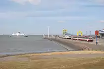 Die Schleswig-Holstein der W.D.R. verl�sst Dageb�ll gen Wyk auf F�hr, w�hrend auf der Mole 628/629 071 auf die Abfahrt nach Nieb�ll wartet.