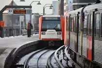HAMBURG, 07.12.2012, U3 über Hauptbahnhof-Süd nach Barmbek bei der Einfahrt in den U-Bahnhof Baumwall  (Linie U 3)