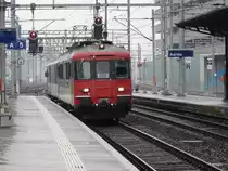 SBB - Triebwagen RBe 540 013-0 unterwegs mit den Gef�ngnis Steuerwagen bei der durchfahrt im Bahnhof Aarau am 25.03.2013