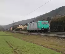 Und dann kam noch die 185 575-8 als Tfzf gen Norden �ber die KBS 610 durch Ludwigsau-Friedlos. Aufgenommen am 01.03.2013.