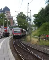 Umsteigen wie zu alten Zeiten.....Seit 2006 gab es diese Situation in Wemmetsweiler nicht mehr. Umsteigen bitte. Die Z�ge aus Saarbr�cken nach Lebach fahren durch die neu erbaute Wemmetsweiler Kurve ( nicht elektrifiziert) an diesem Ort im Normalfall vorbei. Knoten ist jetzt Illingen.

Durch die Sperrung der KBS 680 und einen Sonderfahrplan geht es ein bisschen durcheinander was das Bahnfahren betrifft.

Ein 426er als RB 73 nach St. Wendel hat Fahrg�ste aus Saarbr�cken gebracht. Ein Teil davon wartete auf ihren Zug nach Lebach.
628 453 �bernimmt die Relation Neunkirchen - Lebach im Sonderfahrplan.

Ansonsten gibt es viel SEV.

Im Hintergrund das  Alte Rathaus  in Wemmetsweiler mit seiner markanten Kuppel und innen mit sch�nem Kuppelsaal.
Bahnstrecke 3240 Saarbr�cken - Wemmetsweiler - Neunkirchen
16.07.2012