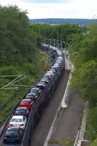 Eint�nig.....In den 70er Jahren, da w�re der Autotransportzug voller Farbenpracht daher gekommen. Rot - Gr�n - Gelb - Orange - Blau und viele Variationen der Farben, so sahen unsere Autos damals aus.

Am 16.07.2012 mu�te ich lange warten (und der Zug war seeehr lang) bis sich ein roter Farbtupfer auf den Chip bannen lie�.

Heute sind die Farben  unserer  Autos (Gott sei Dank Unseres nicht)
Business m��ig angepasst und bieder.

BMW Autotransportzug im eingleisigen Bereich (200 Meter) des Hp Wemmetsweiler.
Bahnstrecke 3240 Saarbr�cken - Wemmetsweiler - Neunkirchen