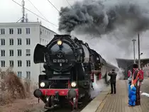 52 8079 bot am 6.4.13 ein Traumhaftes Bild der Nostalagie.
Hier beim einfahren in den Haltepunkt Dresden Plauen, danach ging es mit Volldampf durch Tharandt.