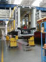 Ein Wagenkasten noch ohne Drehgestelle.