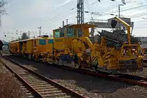 In Kreuztal am 27.03.2013 abgestellt, 
vorne die:
Plasser & Theurer (�sterreich) Schotterverteil- und Planiermaschine SSP 110 SW (Schweres Nebenfahrzeug Nr. 97 16 46 521 18 - 9) der DGU (Deutsche Gleisbau Union).
Der Schotterpflug wurde 2009 unter der Masch.-Nr. 851  bei der Plasser & Theurer gebaut.

und dahinter:

Plasser & Theurer Universalstopfmaschine 08 - 475 Unimat 4S (Schweres Nebenfahrzeug Nr. 97 43 42 541 18 - 8) der DGU (Deutsche Gleisbau Union).
Die  Stopfmaschine wurde 2008 unter der Masch.-Nr. 1313 bei Plasser & Theurer (�sterreich) gebaut.

Aufgrund wie und wo die Maschinen abgestellt waren musste ich sie hier von der Schattenseite aufnehmen.
