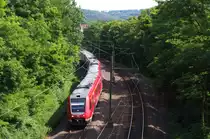 612 -James Bond- 007 durch den Saarkohlewald - 

Wenn man das Gr�n der B�ume sieht kann man sich kaum vorstellen, dass hier mal ein Industrieschwerpunkt des Saarlandes lag.

Im Umkreis von ca. 3 Km von diesem Standort gab es im Raum Neunkirchen sechs Bergwerke, eine Kokerei und ein Stahlwerk.

Am rechten Rand im Dunkel ist noch Pfeiler zu erkennen, hier gab es eine Verbindungskurve zum Erzlager der Neunkircher Eisenwerke /Rangierbahnhof (Anschlu�  Schlawerie / Slaverie ).

612 007 + 612 138 haben kurz vorher Neunkirchen Hbf. verlassen und werden nun �ber die Umleiterstrecke nach Wemmetsweiler in Richtung Saarbr�cken Hbf. weiter fahren.

KBS 681/683 Schiffweiler Saar - 18.07.2012