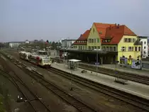 HzL 88260 legte am sonnigen 04.04.2013 in Balingen (W�rtt.) einen Halt an Gleis 3 ein, um seine Fahrg�ste zu entlassen bzw. aufzunehmen.