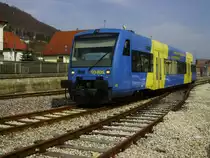 RS 45 der HzL hatte am 04.04.2013 gerade mit der Tour von HzL 86334 angefangen, als er den Bahnhof Burladingen verlie�.