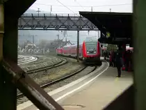 Durchn Mast geschaut! Ca. 30 Fahrg�ste warteten am 05.04.2013 in Geislingen (Steige) auf den mit +5 versp�teten IRE 4244 nach Stuttgart Hbf.