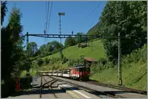 SBB (zb) De 110 022-1 mit einem  GoldenPass  IR von Interlaken nach Luzern bei der Durchfahrt in Oberried am Brienzer See. 
27. August 2013