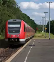 Durch den ehemaligen Bahnhof Schiffweiler - 612 053 und ein weiterer 612er Triebwagen durchfahren den ehemaligen Bahnhof Schiffweiler. RE 20640 Frankfurt/M - Saarbr�cken.

Das Empfangsgeb�ude wurde 2009 abgerissen und durch eine Bushaltestelle und einen P&R Parkplatz ersetzt. W�hrend der Busbereich sehr gepflegt wirkt, erscheint das Bild des jetzigen Haltepunktes in weniger sch�nem Zustand.

18.07.2012 Strecke 3240 Saarbr�cken - Wemmetsweiler - Neunkirchen - KBS 681 + 683.
