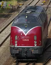 Immer war irgendein Fahrdraht im Weg..

aber zeigen m�chte ich die gute alte Dame, die den Fernverkehr der 60er Jahre revolutioniert hat.

Heute nur noch im Bauzugdienst aber Gott sei Dank immer noch auf den Gleisen zu sehen. V 200 124 (221 124) heute als V 270.10 unterwegs.

KBS 680 Landsweiler-Reden 18.07.2012