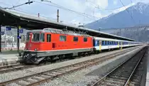 Wenn Samstags jeweils Markt in Domodossola (Italien) ist, str�men die Massen aus der Schweiz durch den Simplon nach Italien. Aus diesem Grund verkehren Samstags mehr und vor Allem l�ngere Z�ge. Die normalen KlB Pendel bestehen normalerweise aus 5 EWI Wagen. IR 2819 wird mit zwei zusammengeh�ngten Pendeln gef�hrt. Im Bild ist die Re 4/4 II 11139, A, 3B, BDt, A 3B, BDt (alles EWI) in Brig. Der Zug wird gleich Wenden und durch den Simplon nach Domodossola fahren, 06.04.2013.