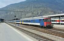 10-teiliger EWI Pendel, 2x5er Pendel, als IR 2819 in Brig. An der Spitze ist der BDt EWI 50 85 82-33 981-0, 06.04.2013.