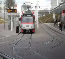 Am 14.12.2011 steht hier einer der letzten (modernisierten) Tatrastra�enbahnen der Saalestadt am Knotenpunkt Riebeckplatz zur Weiterfahrt nach Beesen bereit. Bereits in diesem Jahr (2013) werden die letzten Tatras aus Halle in Richtung Osteuropa verschwinden. Lediglich der f�r Sonderfahrten vorbehaltene Tatra-Ganzzug welcher mit seinem Aussehen von fr�her im historischen Depot steht soll Halle erhalten bleiben. Die neueste Stra�enbahngeneration f�r Halle (Saale) steht schon in den Startl�chern.