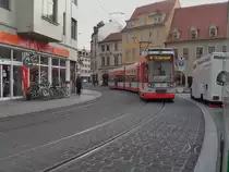 Am 14.12.2011 f�hrt hier eine Stra�enbahn der Linie 6 Reileck - S�dstadt vom Markt kommend am Eselsmarkt in Richtung Franckeplatz vorbei.