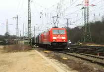 185 303-5 und 185 275-5 beide von Railion kommen aus Richtung K�ln-S�d mit einem Kurzen Coilzug aus Aachen-West und fahren in K�ln-Gremberg ein bei Wolken am 3.4.2013.