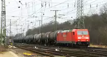 185 299-5 von Railion kommt aus Richtung K�ln-Kalk mit einem Kesselzug aus K�ln und f�hrt durch K�ln-Gremberg in Richtung Koblenz am Kalten 3.4.2013.