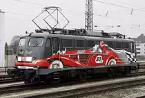 Die 115 509-2 mit saubere 80 Jahre DB Autozug Beklebung f�hrt Lz vom Bw1 zum PbZ 2460 nach und in Pasing am 06.04.2013