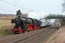 Osterfahrt der Eisenbahnfreunde Treysa mit der 52 4867 der Historischen Eisenbahn nach Westerburg am 31.03.2013  --  �berf�hrungsfahrt von Frankfurt nach Treysa, hier bei Kirch-G�ns, ein Tag zuvor am 30.03.2013  -- Weitere Fotos siehe auch auf http://www.schmalspuralbum.de/ und http://www.FGF-Fotoalbum.de/