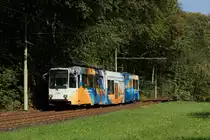 Der Tw 277 hat schon einige, wenn auch oft nicht gro�fl�chige, Beklebungen hinter sich. Die aktuelle wirbt f�r Ruhrmed und erreicht in K�rze die Endhaltestelle Uhlenhorst